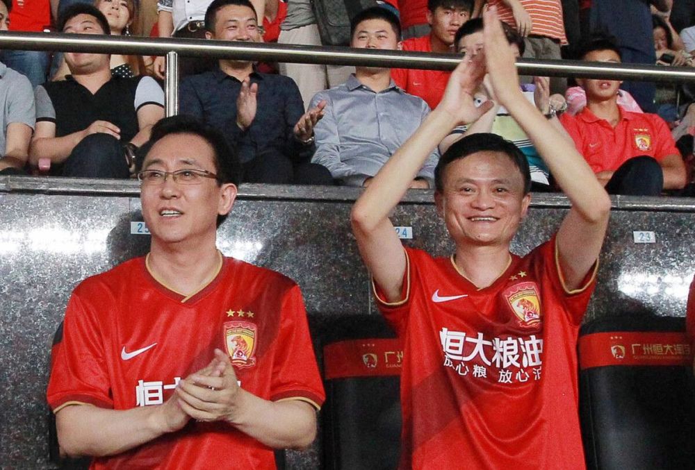 说着，他又嘱咐道：还有就是，姑姑今晚要回燕京，这段时间真是给你添麻烦了。